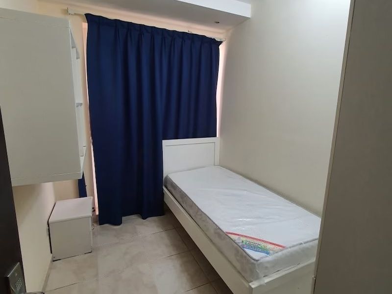 Room available in ladies flat in Escape tower Business Bay next to metro station: Single partition queen-size bed.